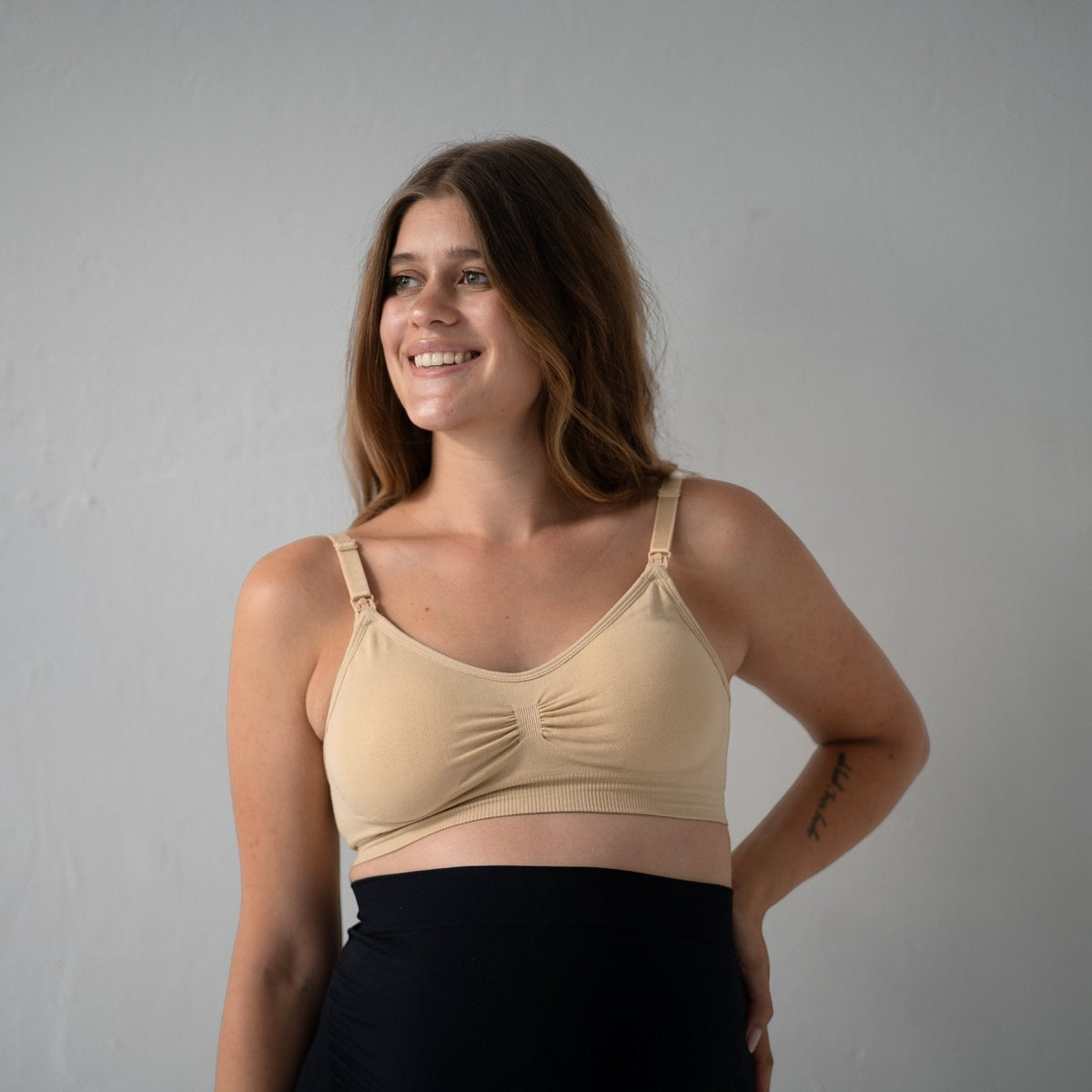 Soutien-gorge d'Allaitement NAVEA, coloris beige — porté