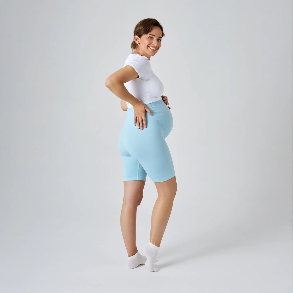 Short de Grossesse NAVEA, coloris bleu clair — porté