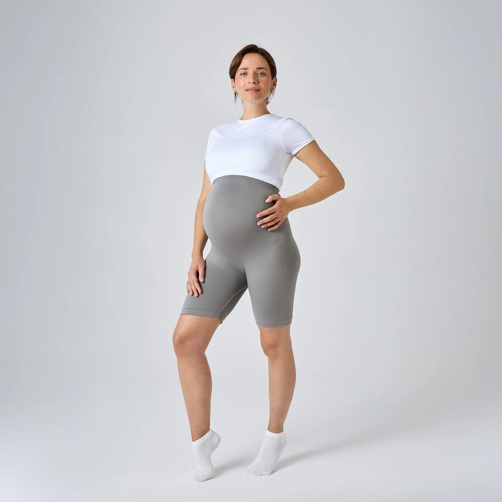 Short de Grossesse NAVEA, coloris gris foncé — porté