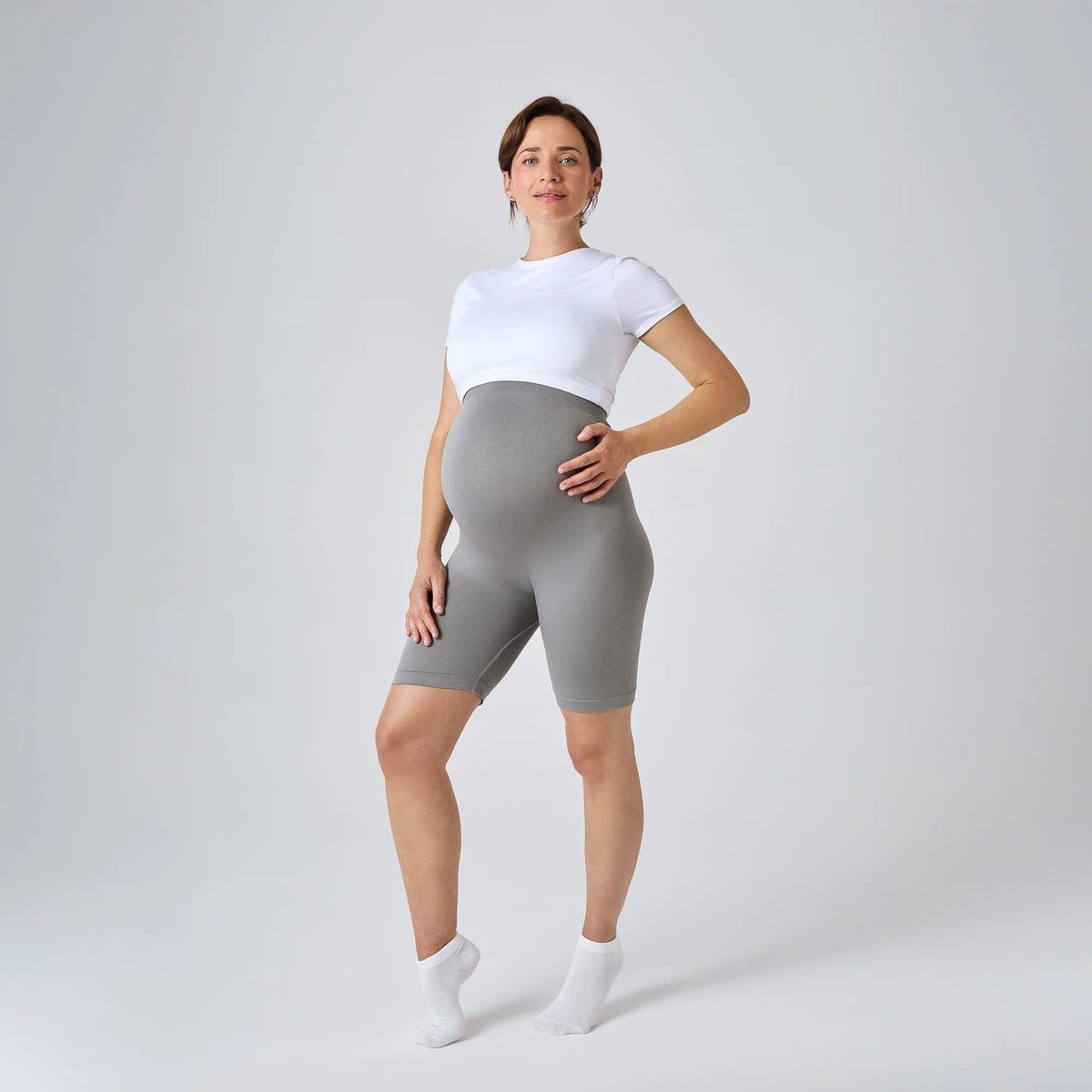 Short de Grossesse NAVEA, coloris gris foncé — porté