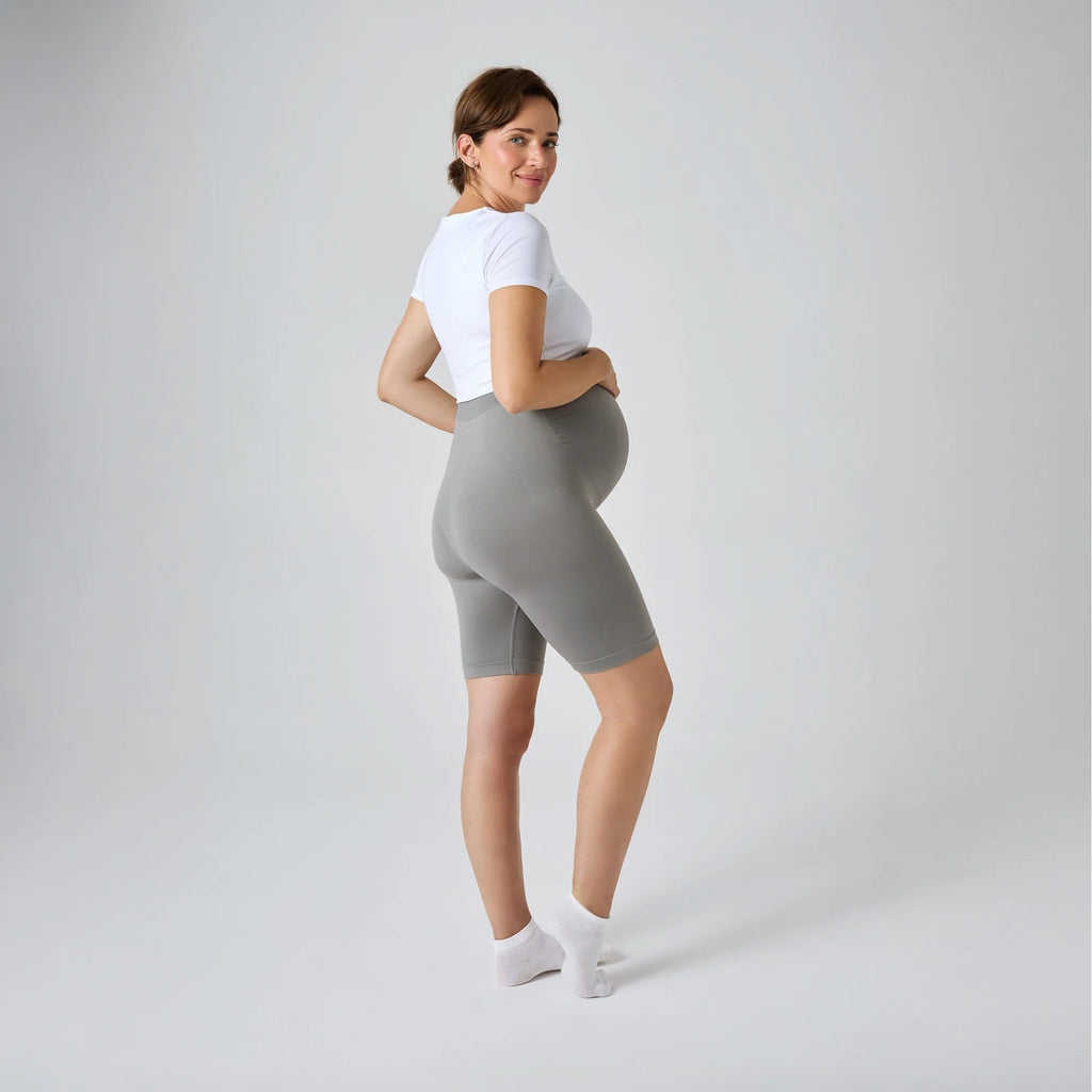 Short de Grossesse NAVEA, coloris gris foncé — porté