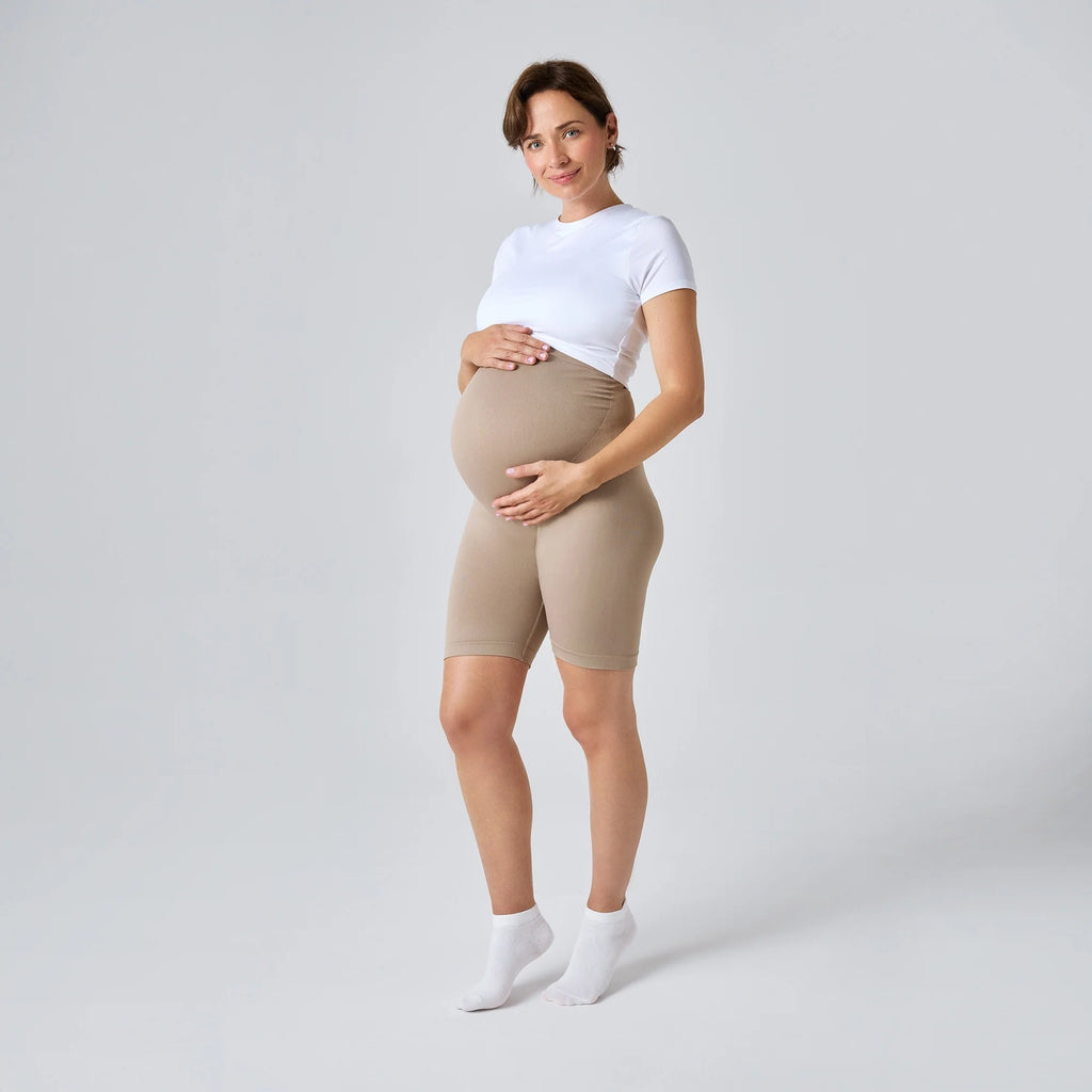 Short de Grossesse NAVEA, coloris brun clair — porté