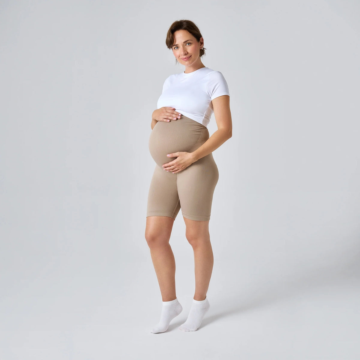 Short de Grossesse NAVEA, coloris brun clair — porté