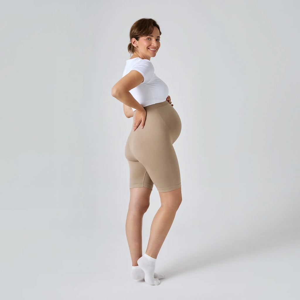 Short de Grossesse NAVEA, coloris brun clair — porté