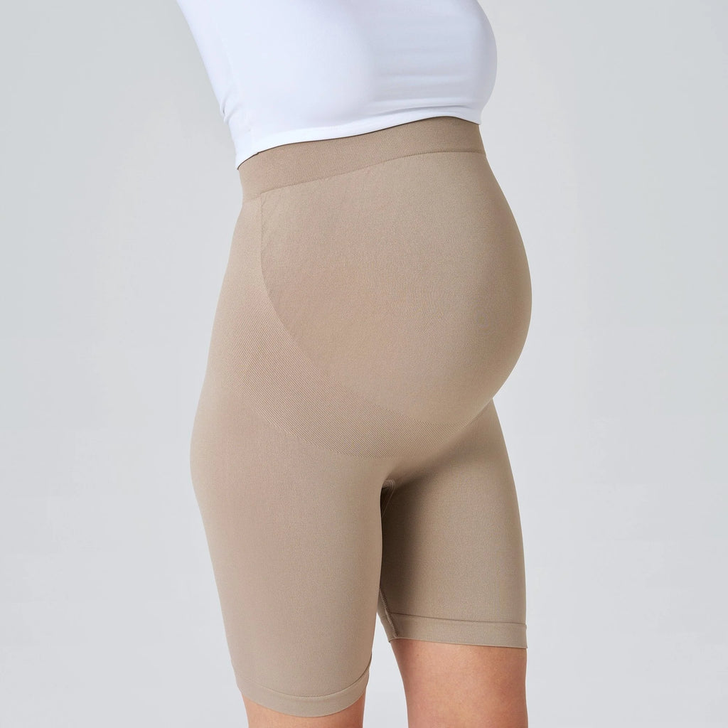 Short de Grossesse NAVEA, coloris brun clair — porté