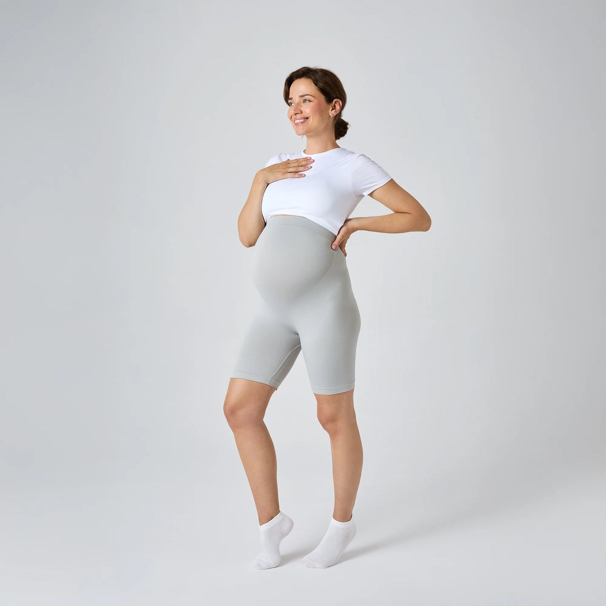 Short de Grossesse NAVEA, coloris gris clair — porté