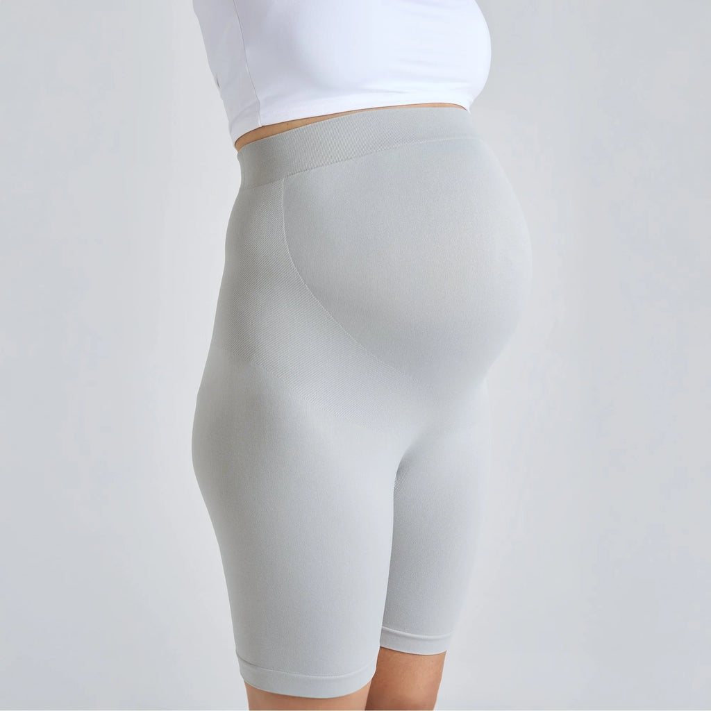 Short de Grossesse NAVEA, coloris gris clair — porté