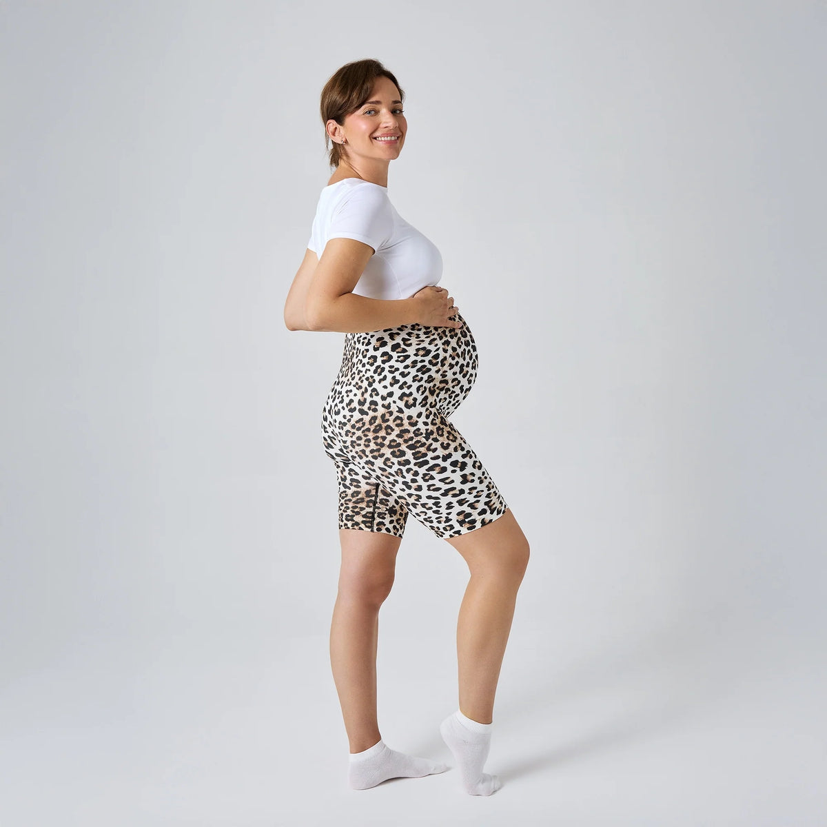 Short de Grossesse NAVEA, coloris léopard — porté