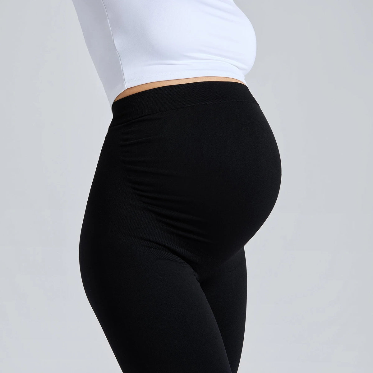 Legging de Grossesse NAVEA, coloris noir — porté
